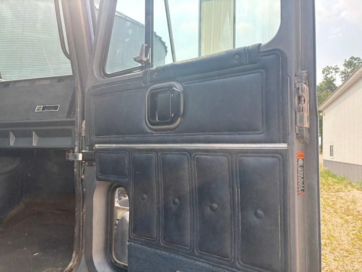 1995-mack-ch613-image-44