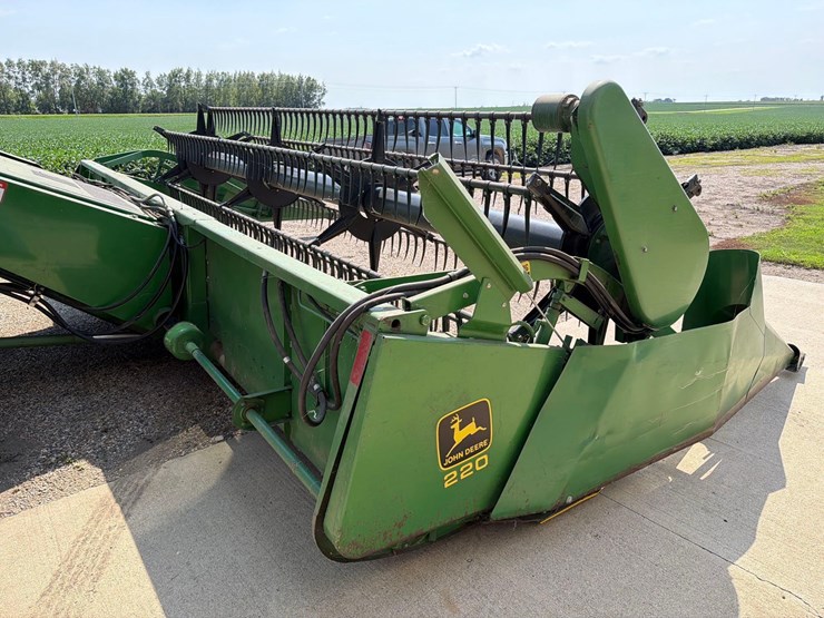 john-deere-220-image-4