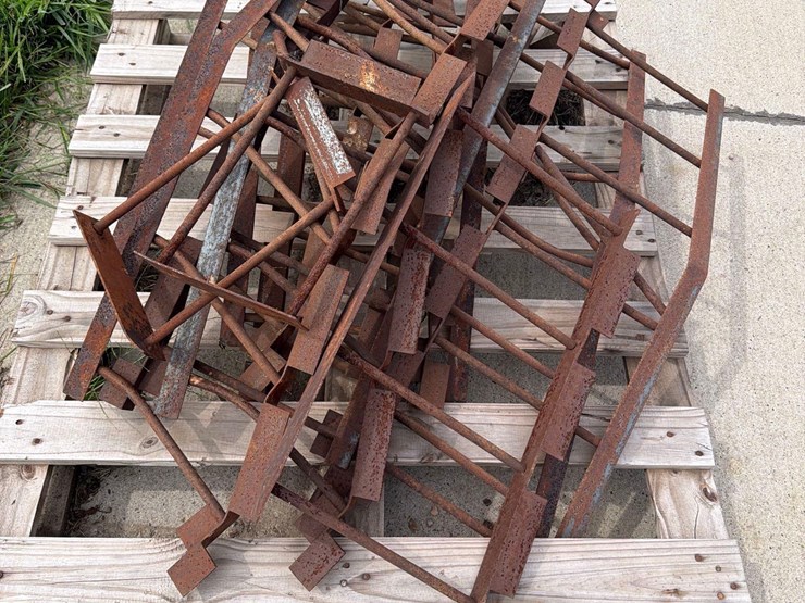 v-shaped-grain-bin-supports-image-2
