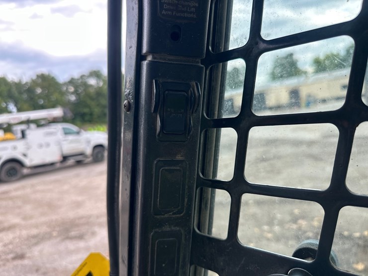 2012-bobcat-s850-image-40