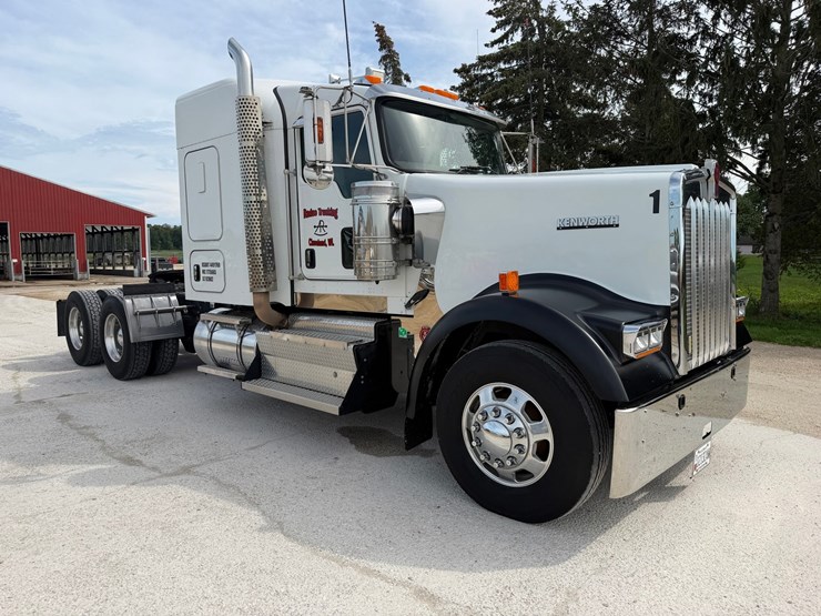 2016-kenworth-w900l-image-7