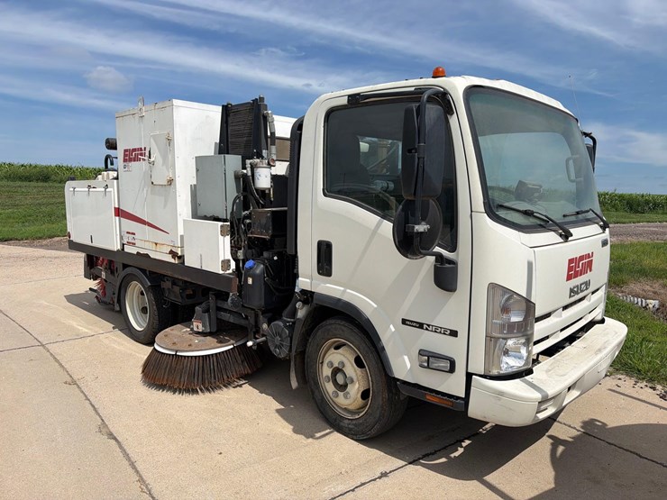 2015-isuzu-nrr-image-2