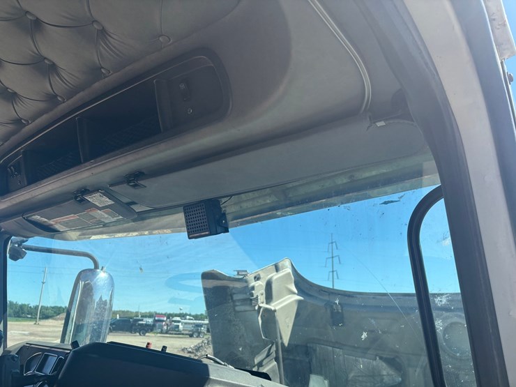 #2161-•-2015-mack-cxu600-sleeper-cab-truck-tractor-image-58