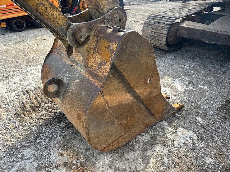 caterpillar-225d-lc-image-24