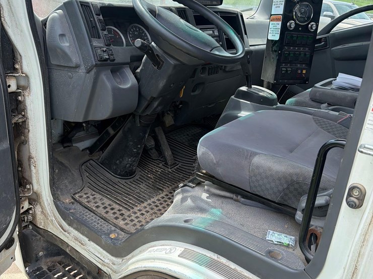 2015-isuzu-nrr-image-36