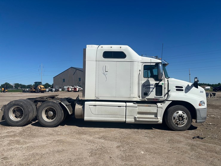 #2161-•-2015-mack-cxu600-sleeper-cab-truck-tractor-image-5