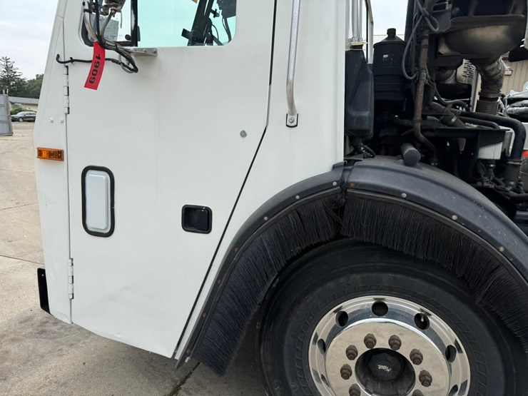 2015-mack-leu613-image-12