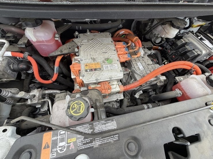 2017-chevrolet-bolt-ev-electric-hatchback-image-10