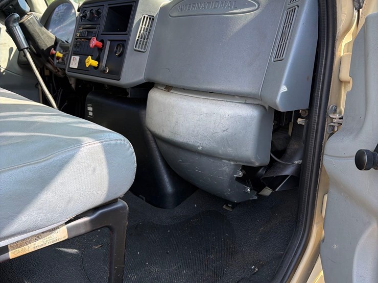 2003-international-durastar-4400-image-28