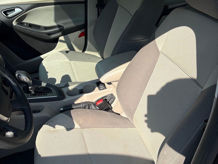 2014-ford-focus-se-car-image-23
