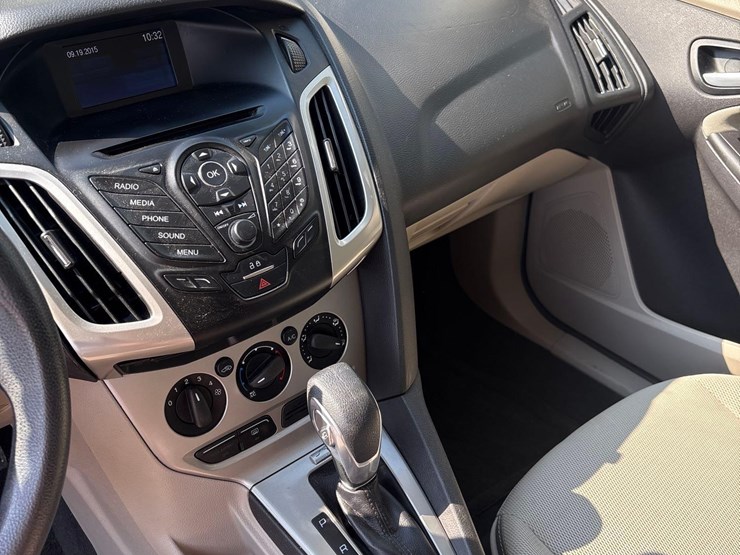 2014-ford-focus-se-car-image-26