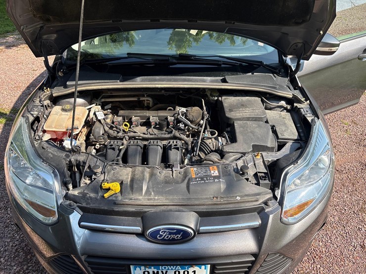 2014-ford-focus-se-car-image-36