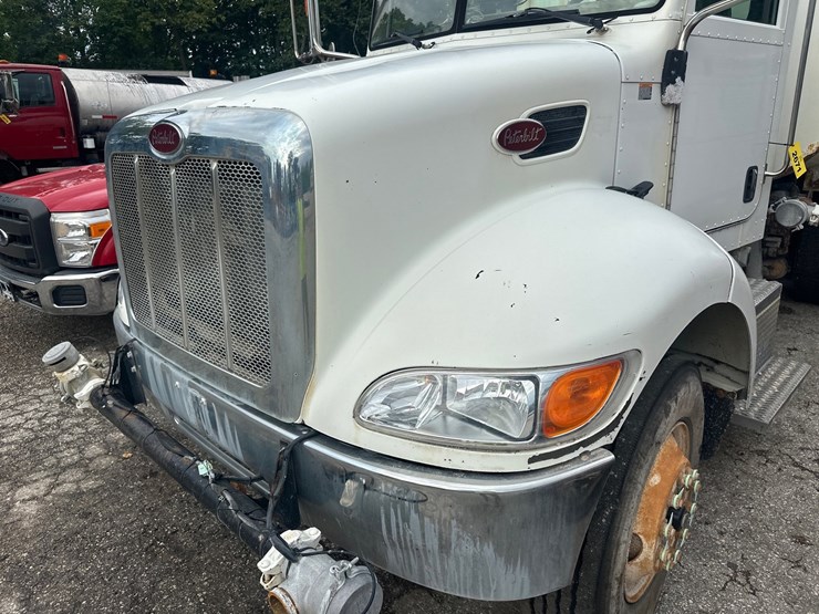 2006-peterbilt-335-image-9