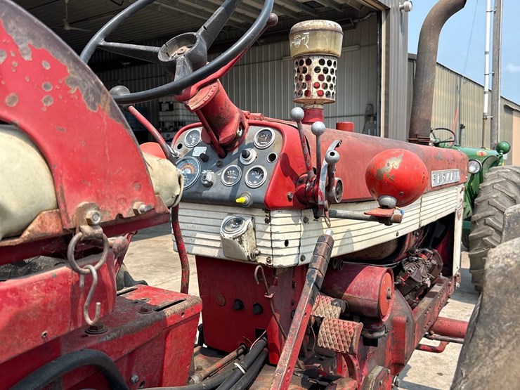 farmall-560-diesel-tractor-image-31