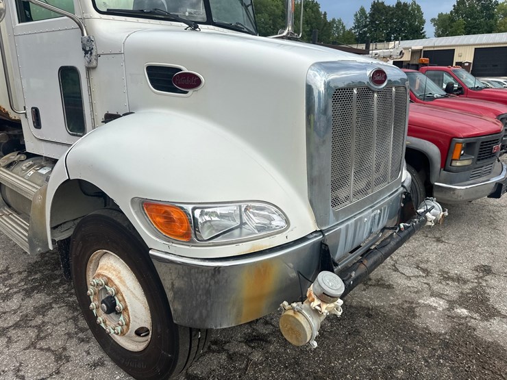 2006-peterbilt-335-image-28