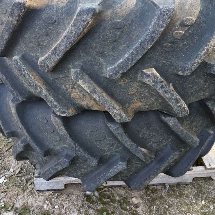 QTY (2) BKT AGRIMAX 460/85R 28 TUBELESS TIRES
