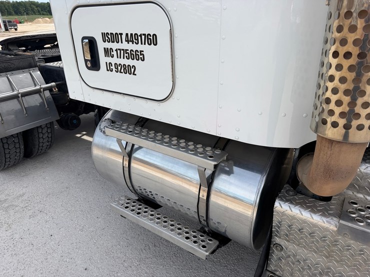 2016-kenworth-w900l-image-24