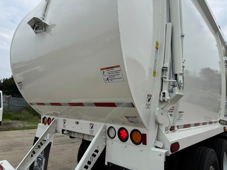 2016-mack-mru613-image-27