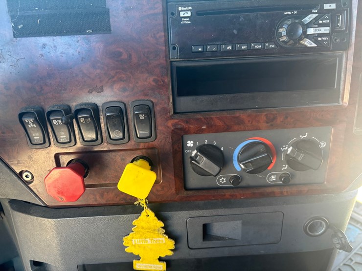 #2161-•-2015-mack-cxu600-sleeper-cab-truck-tractor-image-61
