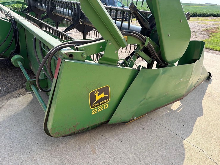 john-deere-220-image-12