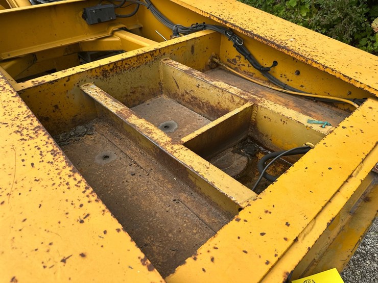 #2676-•-eager-beaver-tri-axle-lowboy-trailer-image-9