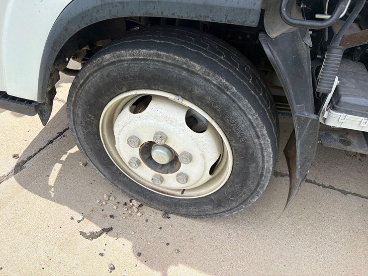 2015-isuzu-nrr-image-11