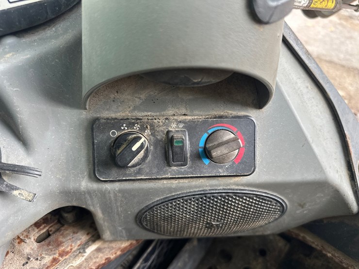 2012-bobcat-s850-image-36