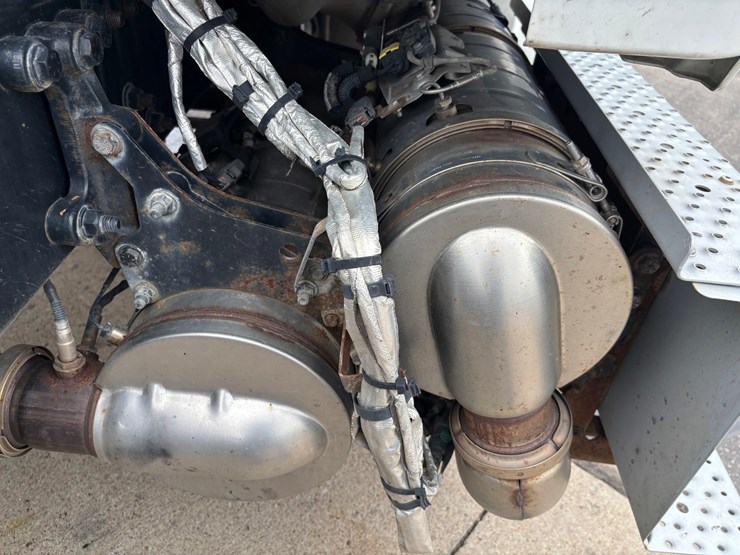 #2297-•-2017-freightliner-m2-single-axle-day-cab-truck-tractor-image-81