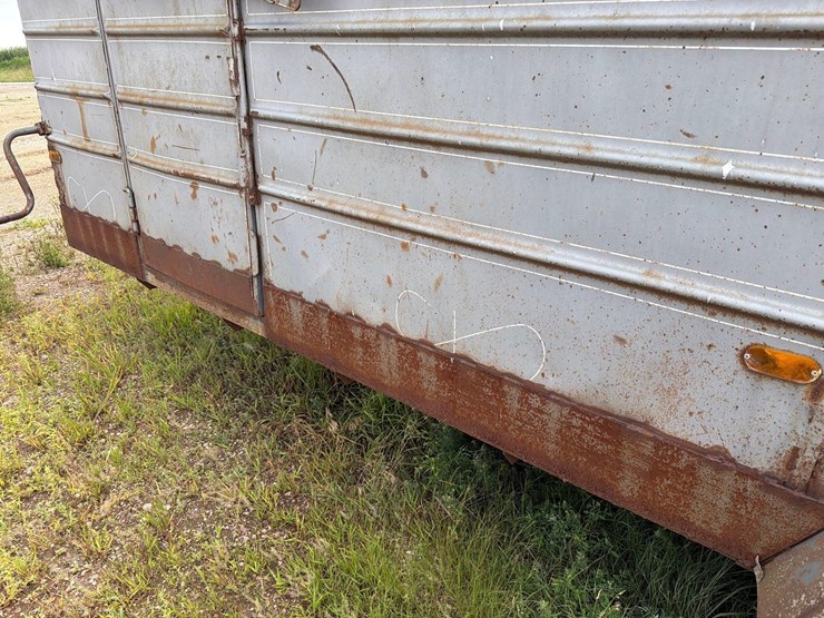 1975-triggs-7ft-x-20ft-gooseneck-livestock-trailer-image-11