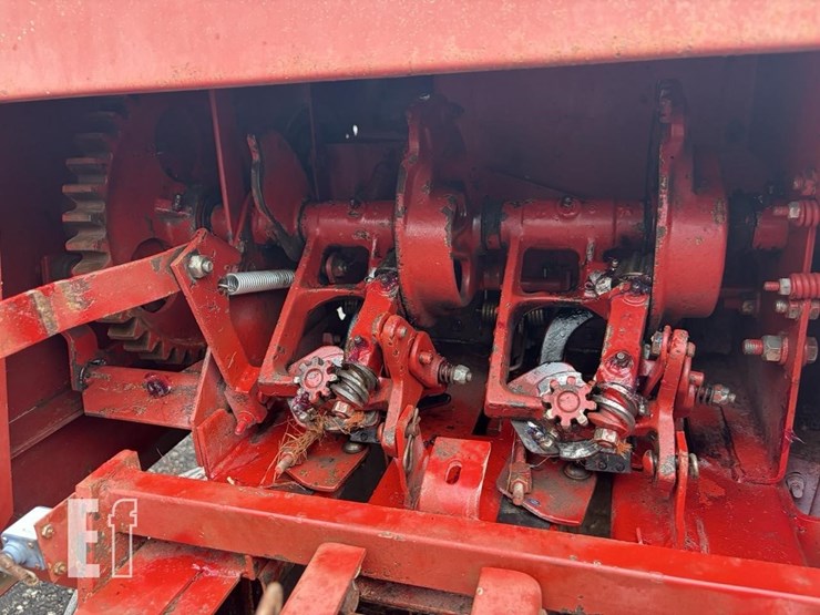 new-holland-565-image-8