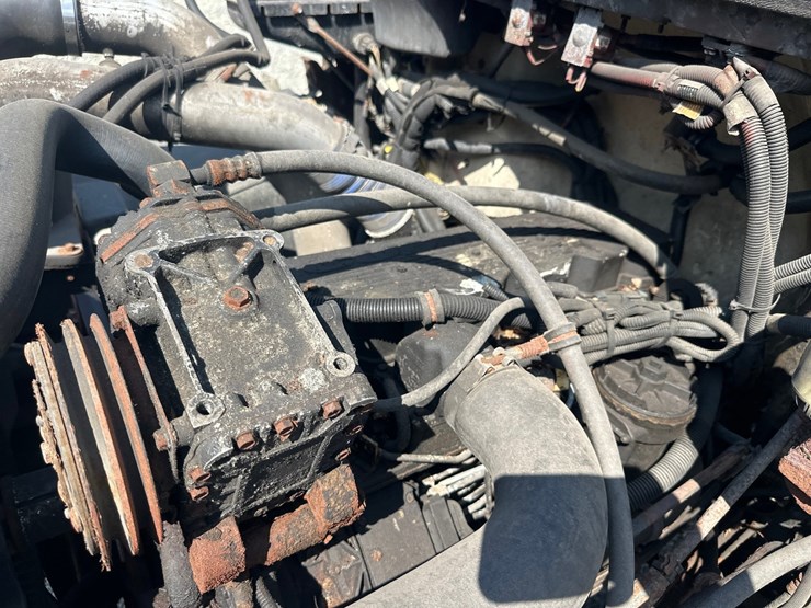 2000-freightliner-fl60-image-47