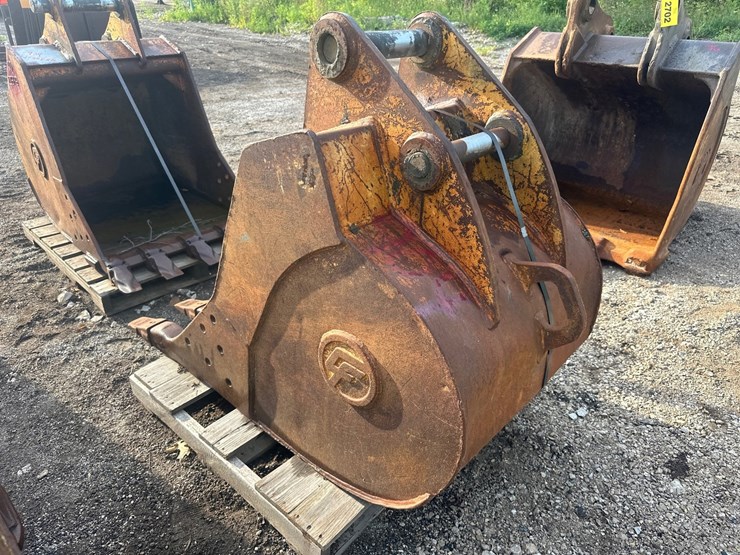 #2703-•-approx-35"-excavator-bucket-image-3