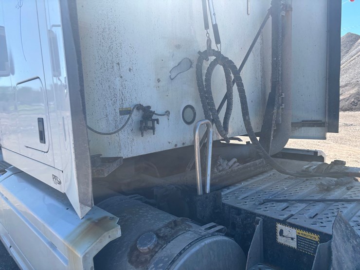 #2161-•-2015-mack-cxu600-sleeper-cab-truck-tractor-image-19