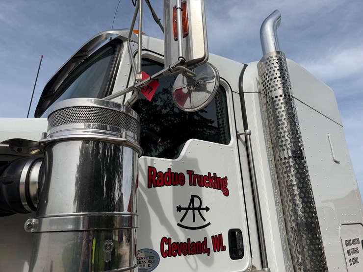 2016-kenworth-w900l-image-12