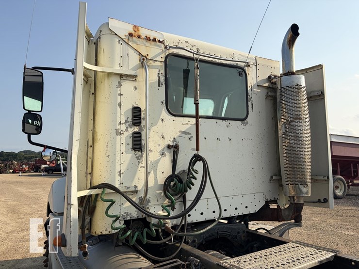 2002-freightliner-columbia-120-image-14