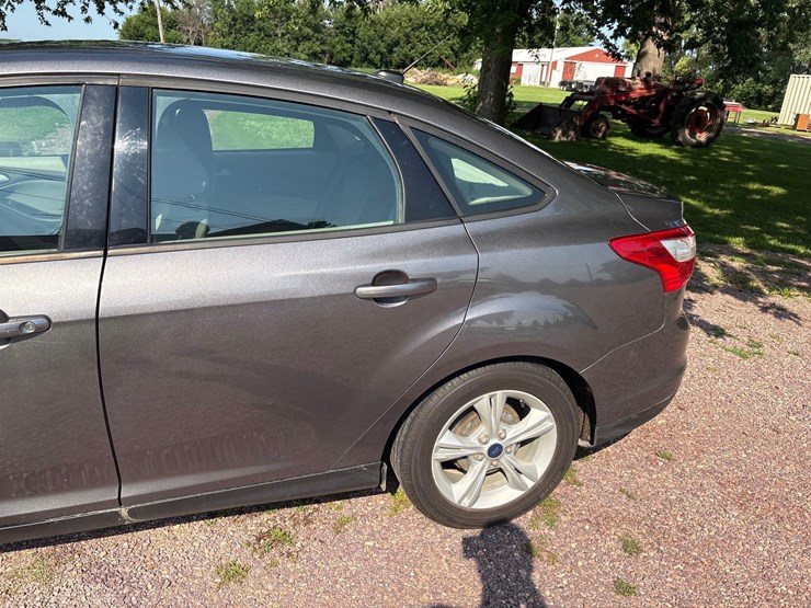 2014-ford-focus-se-car-image-17