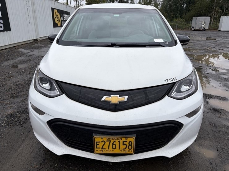 2017-chevrolet-bolt-ev-electric-hatchback-image-8