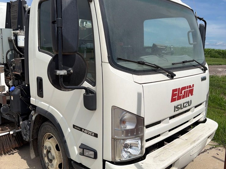 2015-isuzu-nrr-image-15