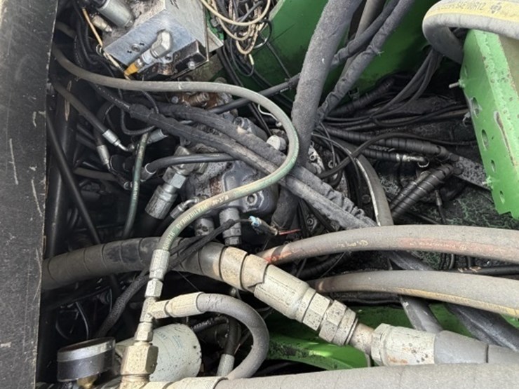 2011-deere-2454d-image-44
