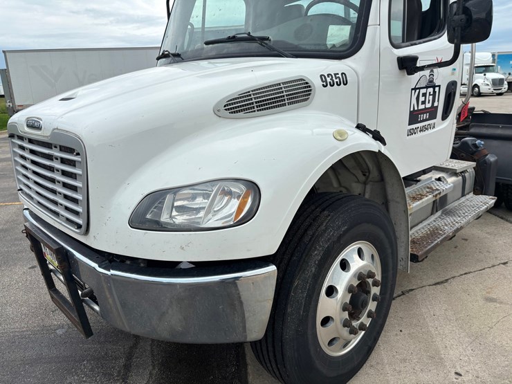 #2297-•-2017-freightliner-m2-single-axle-day-cab-truck-tractor-image-7