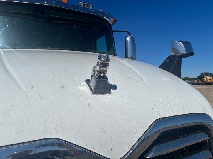 #2161-•-2015-mack-cxu600-sleeper-cab-truck-tractor-image-37