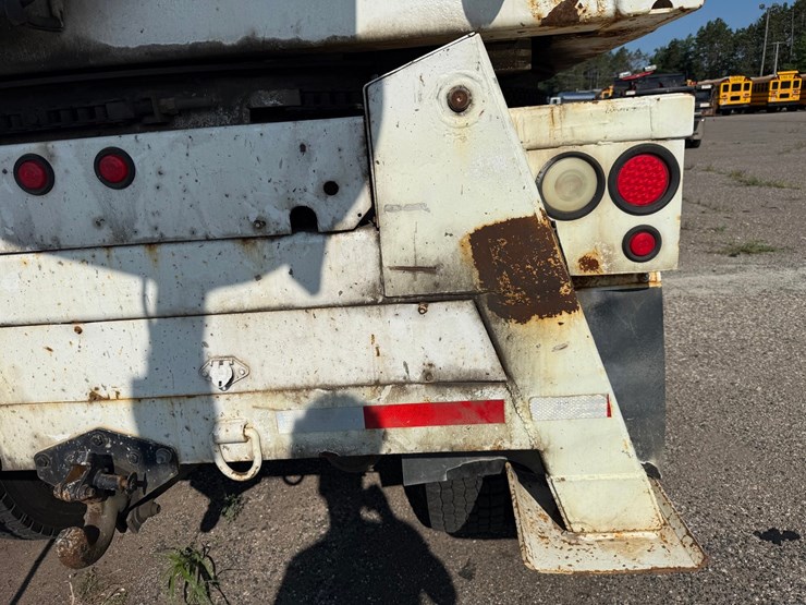 2003-freightliner-fl80-image-42