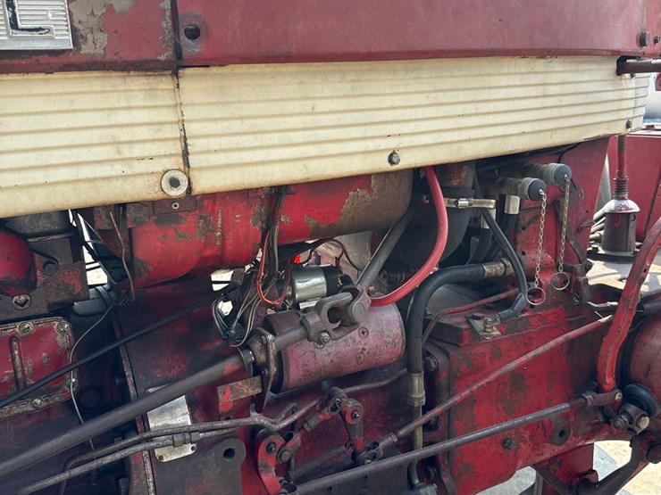 farmall-560-diesel-tractor-image-22