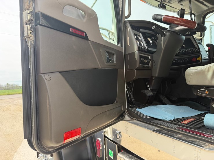 2016-kenworth-w900l-image-32