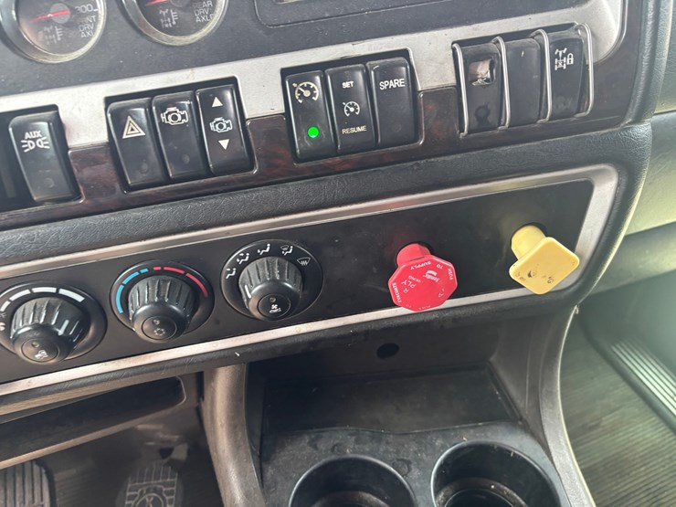 2012-kenworth-w900-image-63