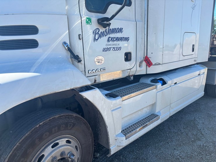 #2161-•-2015-mack-cxu600-sleeper-cab-truck-tractor-image-9