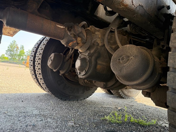 2003-freightliner-fl80-image-37
