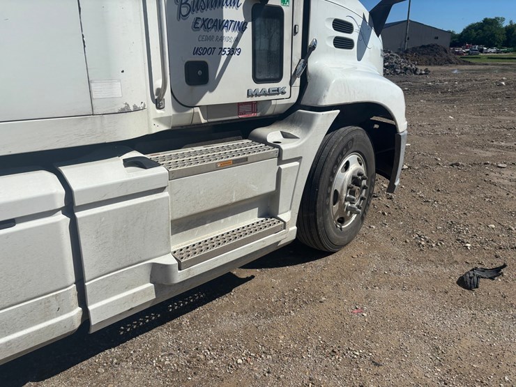 #2161-•-2015-mack-cxu600-sleeper-cab-truck-tractor-image-27