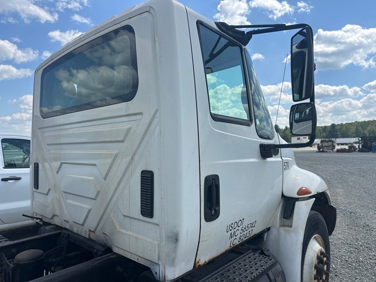 #61442-•-2006-international-single-axle-cab-and-chassis-image-13