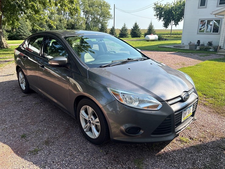 2014-ford-focus-se-car-image-1